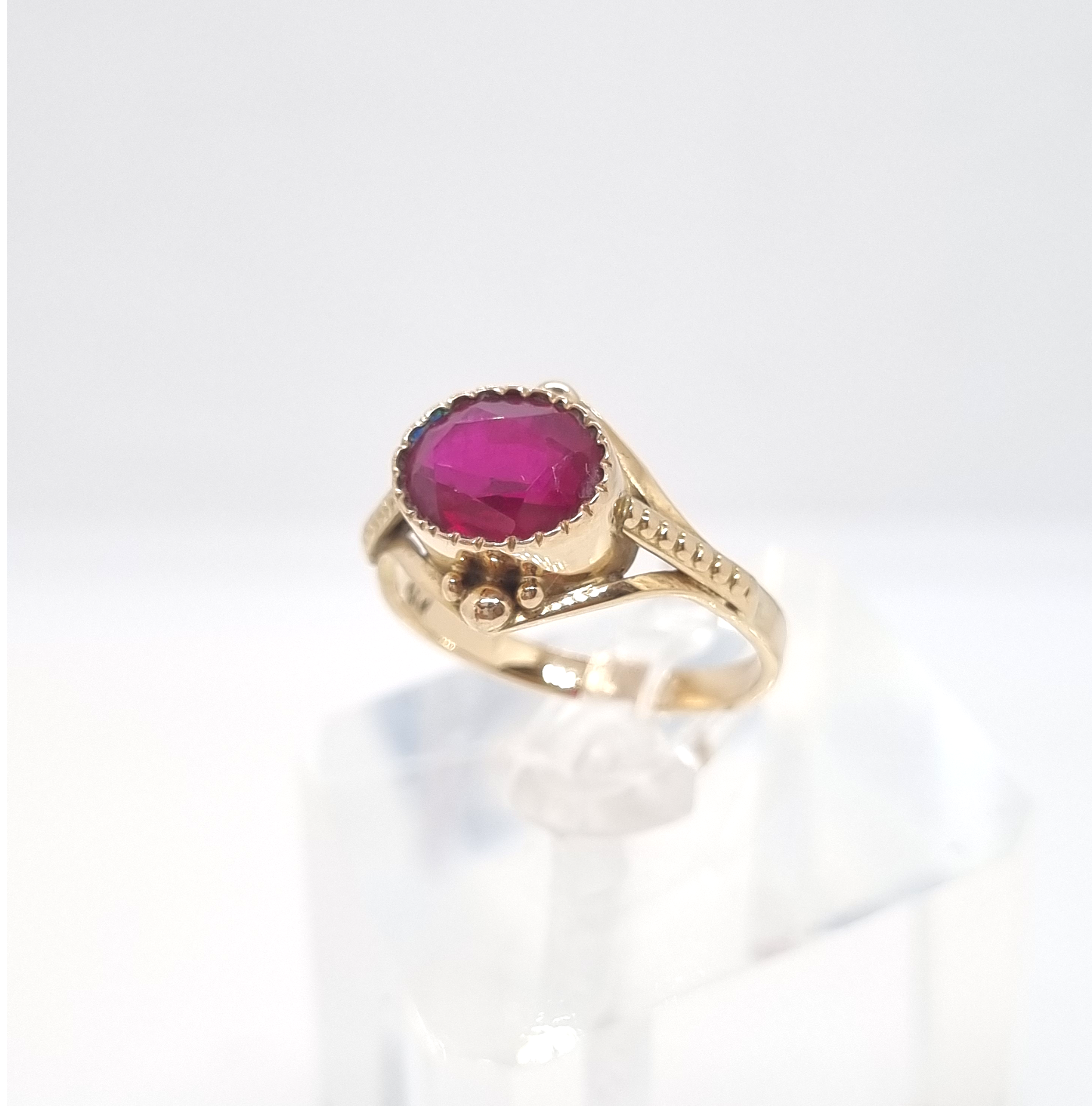 Vintage 14kt Guld Ring med Oval Rød Rubin