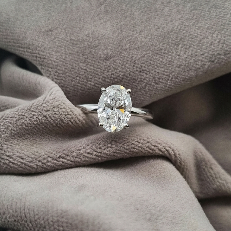 Bidstrup Design 14kt Hvidguld ring med 2,0ct Oval Lab-grown diamant