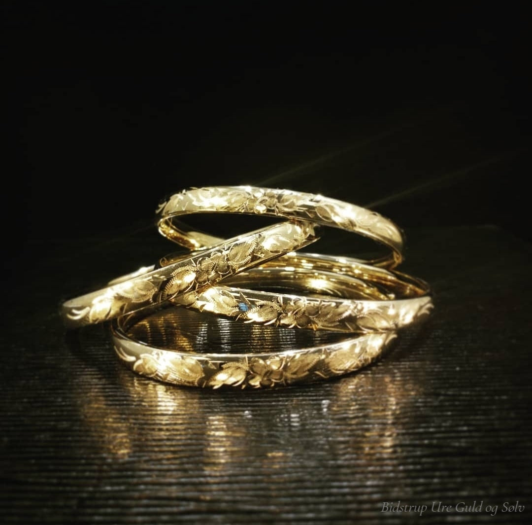 Påvalset Guld Armring med ciseleret blomstermotiv PM551